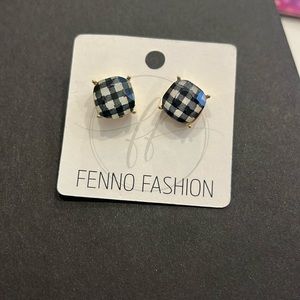 Super cute, black and white with slight gold earrings